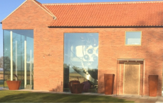 Argomento di studio: Come Struct-Sure Limited ha progettato una casa con finestre a vetri alte 18 piedi