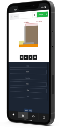 Schermata dell&png9;app mobile che mostra un diagramma strutturale con blocchi colorati impilati ed etichette come Muro Mobile app screen showing a structural diagram with stacked colored blocks and labels like Wall, Stem, Footing, Base, Key, Soil, plus an Analyze button at the top and icons below.